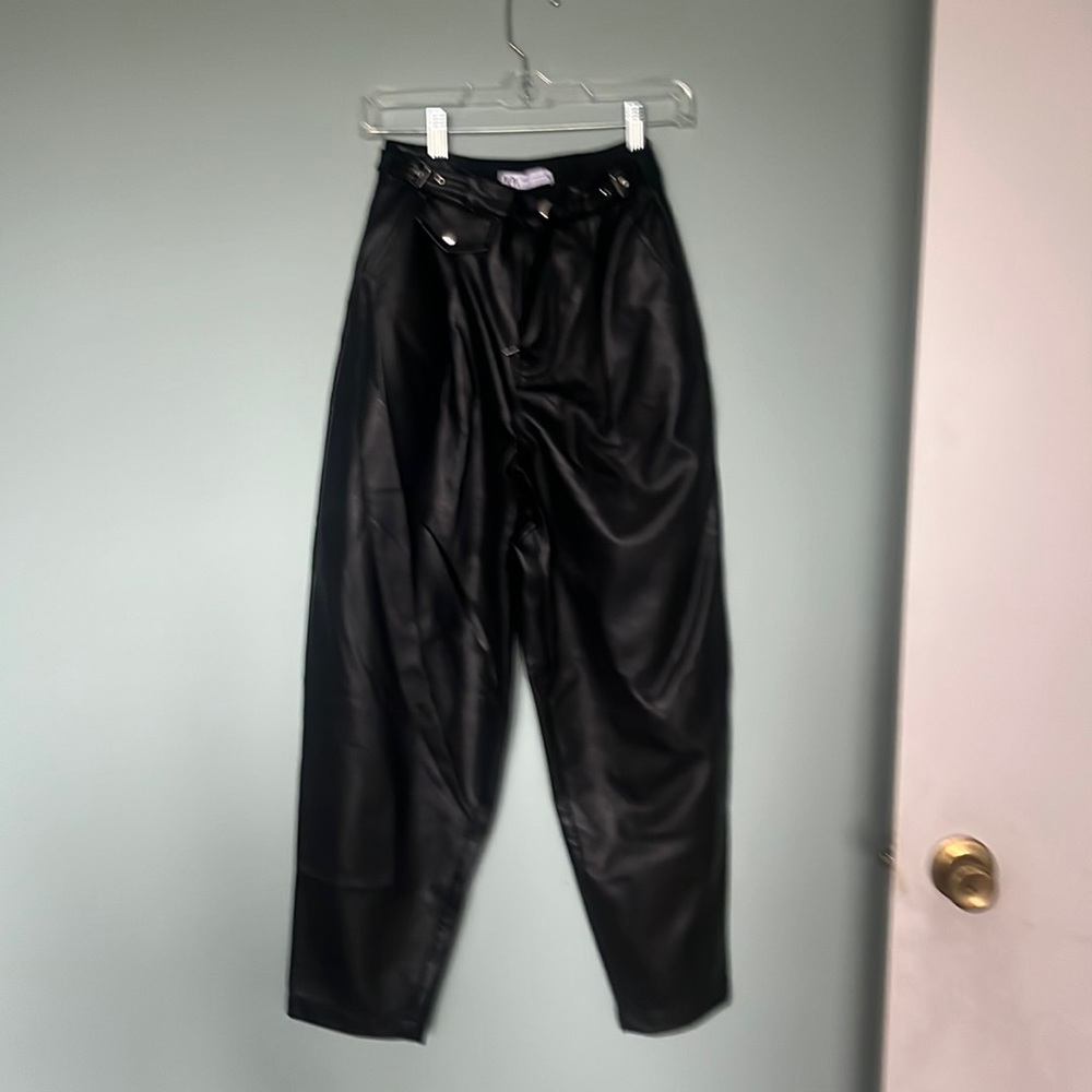 Faux leather baggy trousers2 pockets in back, stretch waist, ankle length.